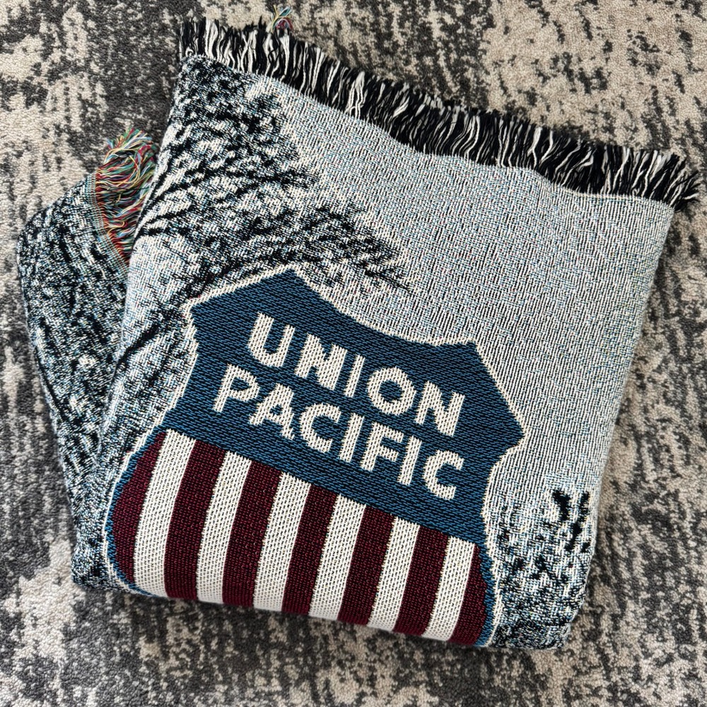 Union Pacific Big Boy 4014 Steam Locomotive Woven Tapestry Throw Blanket Fringe - Picture 2 of 8